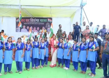 मंत्री श्रीमती लक्ष्मी राजवाड़े के नेतृत्व में सूरजपुर जिले में निकलीं भव्य तिरंगा यात्राएं