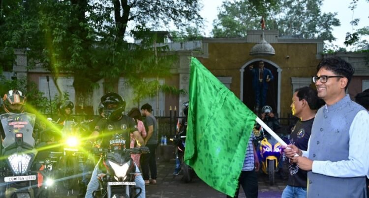 स्वतंत्रता दिवस की पूर्व संध्या पर रायगढ़ में निकला भव्य तिरंगा फ्लैग मार्च