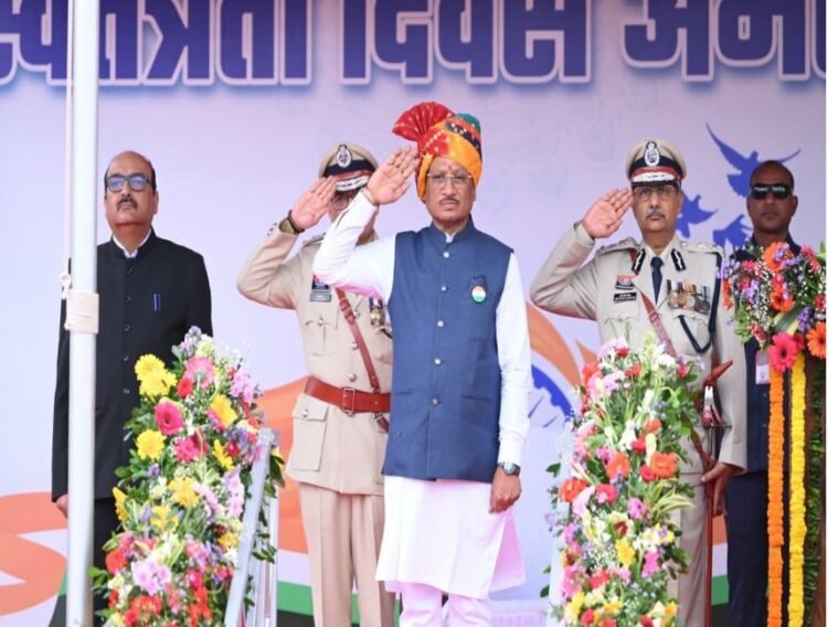 स्वतंत्रता दिवस समारोह: मुख्यमंत्री श्री साय ने पुलिस परेड ग्राउंड पर किया ध्वजारोहण, परेड की ली सलामी