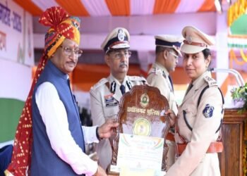 मुख्यमंत्री श्री विष्णु देव साय के करकमलों से उत्कृष्ट सेवा के लिए सम्मानित हुए पुलिस एवं नगर सेना के अधिकारी-कर्मचारी