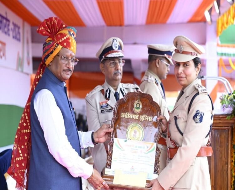 मुख्यमंत्री श्री विष्णु देव साय के करकमलों से उत्कृष्ट सेवा के लिए सम्मानित हुए पुलिस एवं नगर सेना के अधिकारी-कर्मचारी