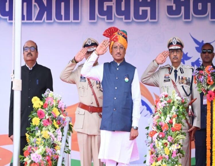 स्वतंत्रता दिवस समारोह: मुख्यमंत्री श्री साय ने पुलिस परेड ग्राउंड पर किया ध्वजारोहण, परेड की ली सलामी