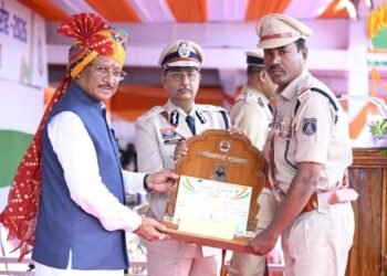 मुख्यमंत्री श्री विष्णु देव साय के करकमलों से उत्कृष्ट सेवा के लिए सम्मानित हुए पुलिस एवं नगर सेना के अधिकारी-कर्मचारी