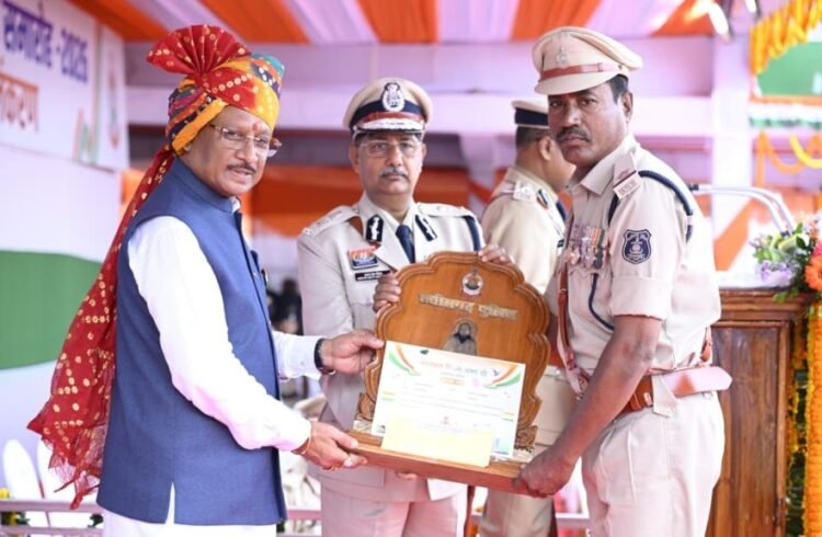 मुख्यमंत्री श्री विष्णु देव साय के करकमलों से उत्कृष्ट सेवा के लिए सम्मानित हुए पुलिस एवं नगर सेना के अधिकारी-कर्मचारी