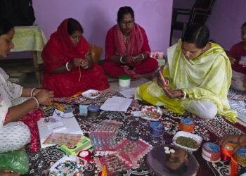 बिहान से कम लागत में राखी निर्माण को मिला नया आयाम, आत्मनिर्भर बन रहीं ग्रामीण महिलाएं