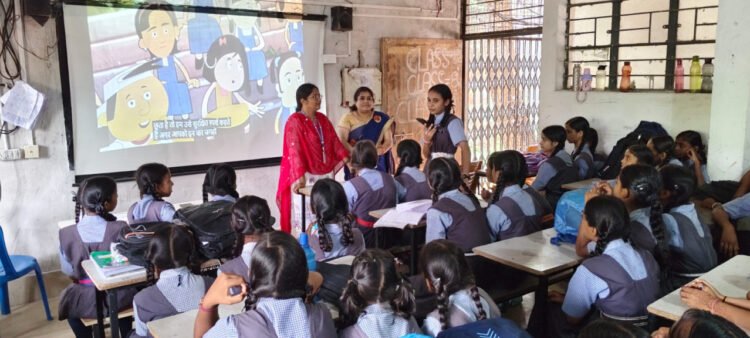 चाइल्ड हेल्पलाइन 1098 से बच्चों को अधिकार और सुरक्षा की जानकारी, विद्यालयों में निरंतर जागरूकता अभियान