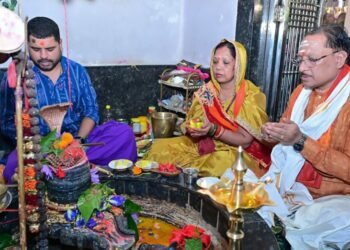 मुख्यमंत्री श्री विष्णुदेव साय ने सावन सोमवार और नागपंचमी पर श्री फलेश्वरनाथ महादेव की पूजा-अर्चना की