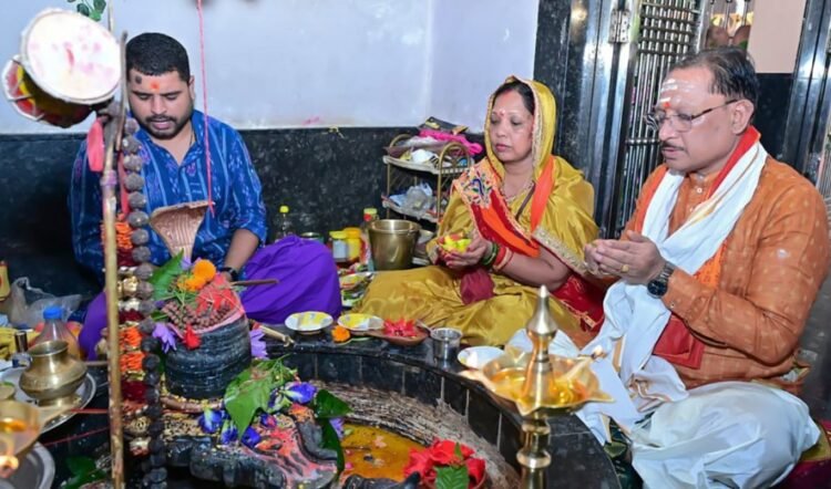 मुख्यमंत्री श्री विष्णुदेव साय ने सावन सोमवार और नागपंचमी पर श्री फलेश्वरनाथ महादेव की पूजा-अर्चना की
