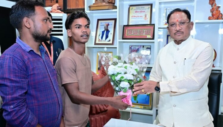 मुख्यमंत्री कैंप कार्यालय की संवेदनशील पहल से अविनाश को मिला नया जीवन