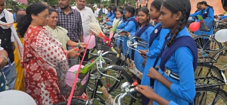 सरस्वती साइकिल योजना अंतर्गत मोहलई में 42 छात्राओं को मिली साइकिल
