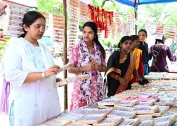 स्थानीय राखियों की खरीद से महिला उद्यमिता को मिला संबल