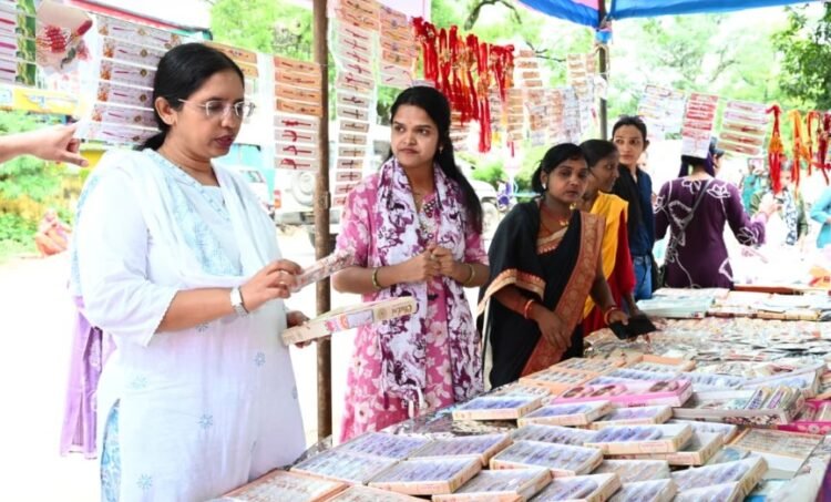 स्थानीय राखियों की खरीद से महिला उद्यमिता को मिला संबल