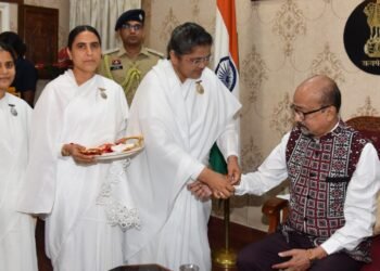 राज्यपाल श्री रमेन डेका को रक्षाबंधन के अवसर पर ब्रह्मकुमारी बहनों, एसओएस चिल्ड्रेन्स विलेजेस इंडिया, स्काउट एवं गाइड से जुड़े विद्यार्थियों ने बांधी राखी
