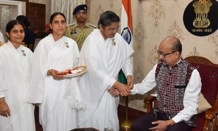 राज्यपाल श्री रमेन डेका को रक्षाबंधन के अवसर पर ब्रह्मकुमारी बहनों, एसओएस चिल्ड्रेन्स विलेजेस इंडिया, स्काउट एवं गाइड से जुड़े विद्यार्थियों ने बांधी राखी