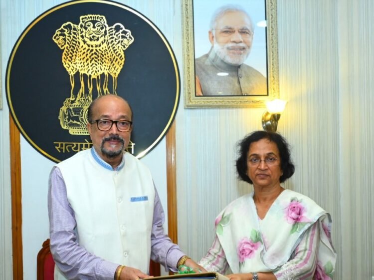 राज्यपाल श्री डेका को लोक सेवा आयोग की अध्यक्ष सुश्री शांडिल्य ने वार्षिक प्रतिवेदन सौंपा