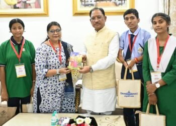 राष्ट्रपति से भेंट कर लौटे प्रतिभावान विद्यार्थियों ने मुख्यमंत्री श्री विष्णु देव साय से की सौजन्य मुलाकात