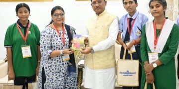 राष्ट्रपति से भेंट कर लौटे प्रतिभावान विद्यार्थियों ने मुख्यमंत्री श्री विष्णु देव साय से की सौजन्य मुलाकात
