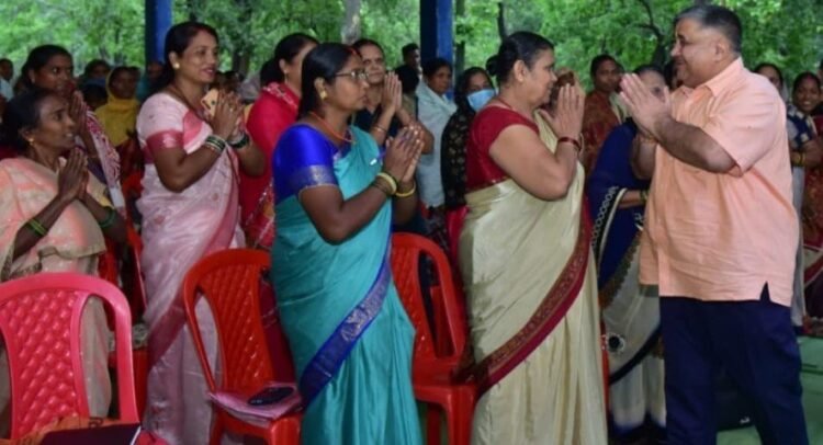 रामगढ़ में मितानिन बहनों से पर्यटन एवं संस्कृति मंत्री ने किया आत्मीय संवाद, समस्याओं और आवश्यकताओं की ली जानकारी