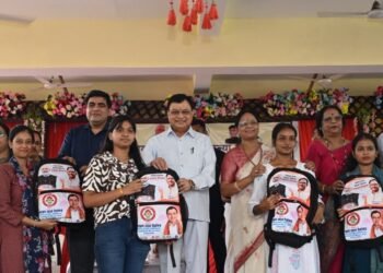 एजुकेशन किट वितरण- उद्योग मंत्री लखन लाल देवांगन ने 1500 छात्राओं को दी सौगात, कॉलेजों में विशाल डोम निर्माण की घोषणा