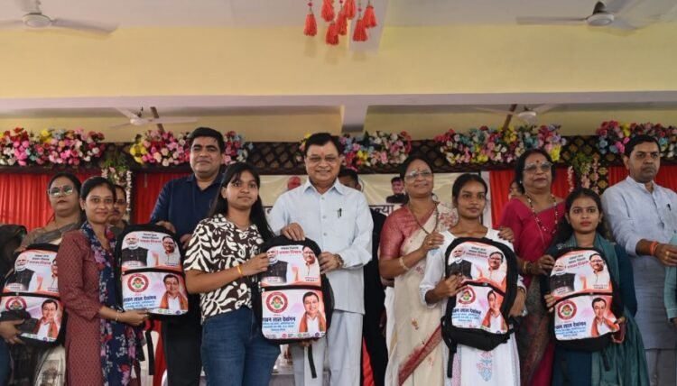 एजुकेशन किट वितरण- उद्योग मंत्री लखन लाल देवांगन ने 1500 छात्राओं को दी सौगात, कॉलेजों में विशाल डोम निर्माण की घोषणा