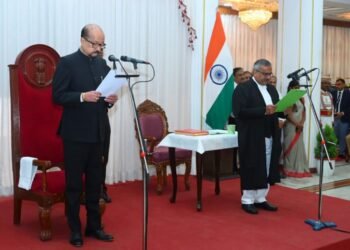 राज्यपाल श्री डेका ने न्यायाधिपति श्री कृष्न राम महापात्र को छत्तीसगढ़ उच्च न्यायालय के मुख्य न्यायाधीश पद की दिलाई शपथ