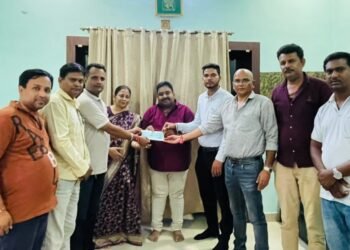 उप मुख्यमंत्री एवं कवर्धा विधायक श्री विजय शर्मा की संवेदनशील पहल से आगजनी पीड़ित होटल संचालक को मिली आर्थिक सहायता