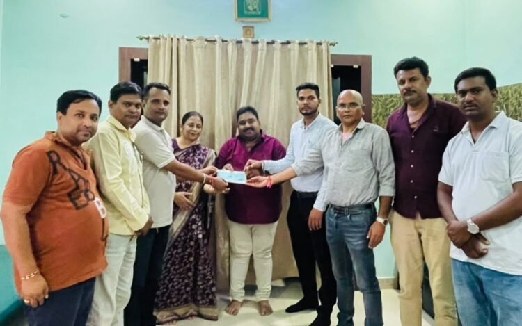 उप मुख्यमंत्री एवं कवर्धा विधायक श्री विजय शर्मा की संवेदनशील पहल से आगजनी पीड़ित होटल संचालक को मिली आर्थिक सहायता