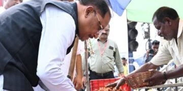 सड़क किनारे पसरे पर अचानक पहुंचे मुख्यमंत्री श्री विष्णु देव साय, मीरा के पसरे से खरीदा ‘आशीर्वाद का दीया’