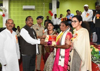 शिक्षक दिवस पर बलरामपुर में जिला स्तरीय समारोह- 21 उत्कृष्ट शिक्षक ज्ञानदीप और शिक्षादूत पुरस्कार से सम्मानित