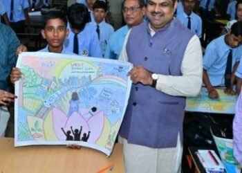 बच्चों ने रंगों में उकेरी विकसित भारत की तस्वीर, शिक्षा मंत्री गजेन्द्र यादव ने बढ़ाया उत्साह