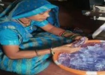 सेवा संकल्प’ से सशक्त हुई ग्रामीण महिलाएं, गौरी समूह ने पानी पाउच निर्माण से गढ़ी आत्मनिर्भरता की नई गाथा