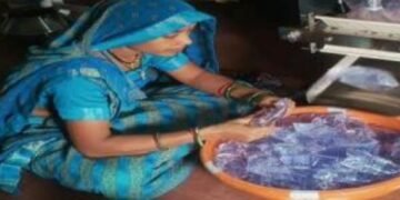 सेवा संकल्प’ से सशक्त हुई ग्रामीण महिलाएं, गौरी समूह ने पानी पाउच निर्माण से गढ़ी आत्मनिर्भरता की नई गाथा