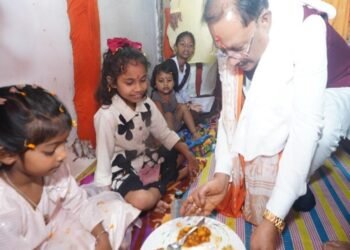 मुख्यमंत्री श्री विष्णु देव साय ने मदकूद्वीप के प्राचीन मंदिरों में की पूजा-अर्चना
