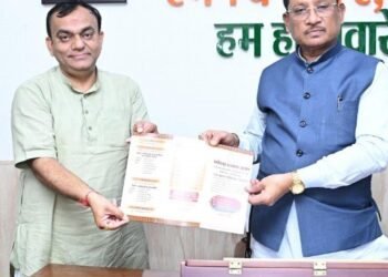 राजभाषा आयोग के अध्यक्ष श्री प्रभात मिश्रा ने मुख्यमंत्री श्री विष्णु देव साय से की भेंट