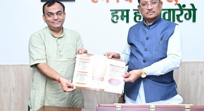 राजभाषा आयोग के अध्यक्ष श्री प्रभात मिश्रा ने मुख्यमंत्री श्री विष्णु देव साय से की भेंट