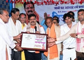 वर्षों पुरानी मांग हुई पूरी, राजपत्र लेकर गांव पहुंचे उप मुख्यमंत्री श्री विजय शर्मा, चंदनपुर को मिली नई पहचान