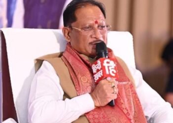 मुख्यमंत्री श्री विष्णु देव साय और उप मुख्यमंत्री श्री अरुण साव ने आज रायपुर के सिविल लाइन स्थित मुख्यमंत्री निवास कार्यालय में राज्य कैबिनेट की बैठक के बाद पत्रकार-वार्ता को संबोधित किया। उन्होंने पत्रकार-वार्ता में कैबिनेट की बैठक में लिए गए निर्णयों की जानकारी दी। उप मुख्यमंत्री श्री विजय शर्मा भी पत्रकार-वार्ता में उपस्थित थे।