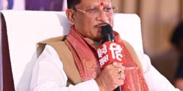 मुख्यमंत्री श्री विष्णु देव साय और उप मुख्यमंत्री श्री अरुण साव ने आज रायपुर के सिविल लाइन स्थित मुख्यमंत्री निवास कार्यालय में राज्य कैबिनेट की बैठक के बाद पत्रकार-वार्ता को संबोधित किया। उन्होंने पत्रकार-वार्ता में कैबिनेट की बैठक में लिए गए निर्णयों की जानकारी दी। उप मुख्यमंत्री श्री विजय शर्मा भी पत्रकार-वार्ता में उपस्थित थे।