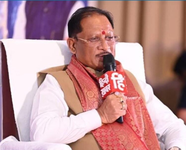मुख्यमंत्री श्री विष्णु देव साय और उप मुख्यमंत्री श्री अरुण साव ने आज रायपुर के सिविल लाइन स्थित मुख्यमंत्री निवास कार्यालय में राज्य कैबिनेट की बैठक के बाद पत्रकार-वार्ता को संबोधित किया। उन्होंने पत्रकार-वार्ता में कैबिनेट की बैठक में लिए गए निर्णयों की जानकारी दी। उप मुख्यमंत्री श्री विजय शर्मा भी पत्रकार-वार्ता में उपस्थित थे।