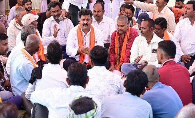 ग्रामीणों के बीच जमीन पर बैठकर उप मुख्यमंत्री ने किया आत्मीय संवाद, 74.80 लाख रुपए के विकास कार्यों की दी सौगात