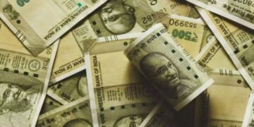 कार के दरवाजे में बने थे खुफिया खाने, ठूंस रखे थे नोटों के बंडल, DRI ने रोका तो खुल गया 3 करोड़ का राज