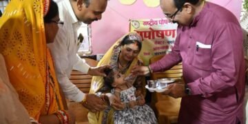 ‘बच्चों के अंदर अपना बचपना ढूंढता हूं…’ : जमीन पर बैठकर बच्चों संग खेले श्री अरुण साव