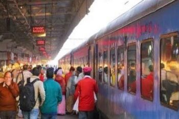 ट्रेन में आप भी मोबाइल पर देखते हैं वीडियो या रील तो संभल जाएं, अब लगेगा मोटा जुर्माना, रेलवे ने जारी किया फरमान