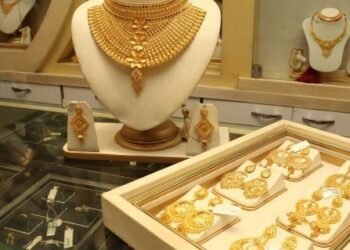 सोना 1900 रुपये और सस्ता, चांदी का भाव पहुंचा 2 लाख के करीब