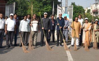 राज्यपाल श्री डेका ने गांधी जयंती पर की साफ-सफाई