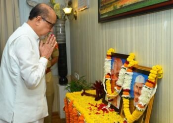 राज्यपाल श्री रमेन डेका ने महात्मा गांधी एवं लाल बहादुर शास्त्री को श्रद्धा सुमन अर्पित किए