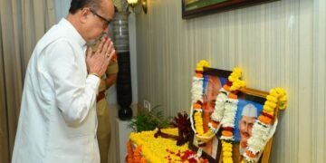 राज्यपाल श्री रमेन डेका ने महात्मा गांधी एवं लाल बहादुर शास्त्री को श्रद्धा सुमन अर्पित किए