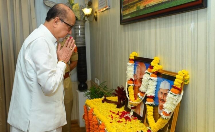 राज्यपाल श्री रमेन डेका ने महात्मा गांधी एवं लाल बहादुर शास्त्री को श्रद्धा सुमन अर्पित किए