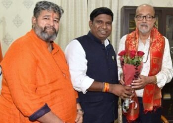 राज्यपाल श्री डेका से कामधेनु विश्वविद्यालय के कार्य परिषद सदस्यों ने की भेंट